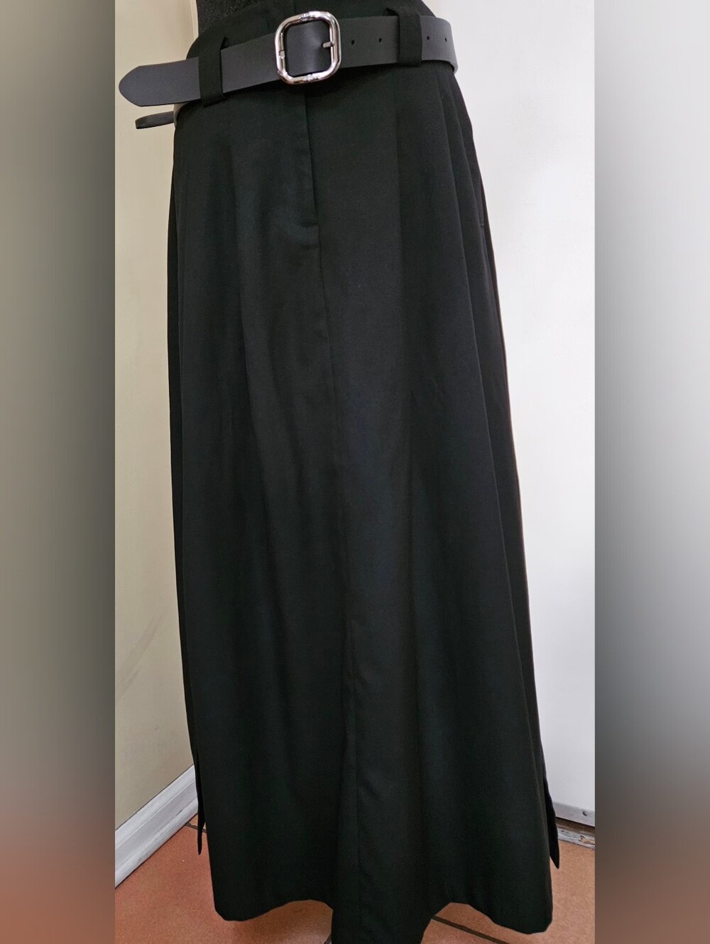 Goelia Elegant Black Maxi Skirt with Belt Detail